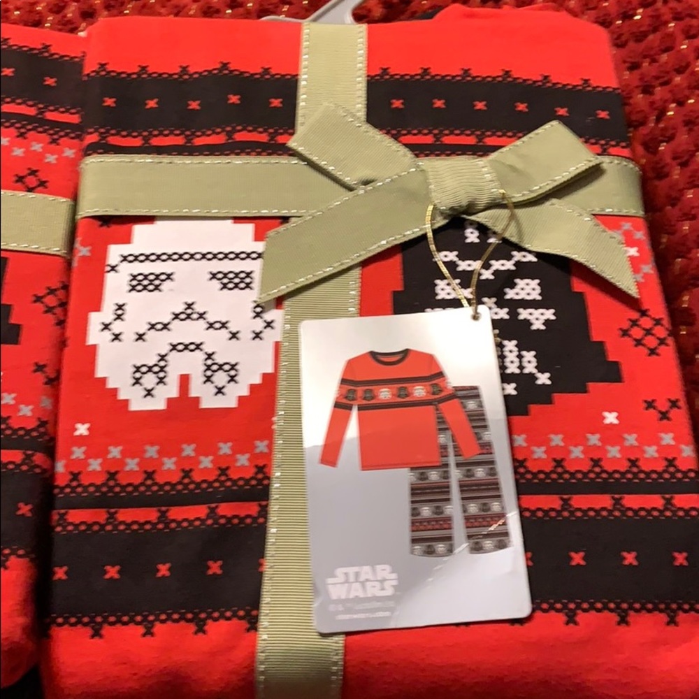 BNWT Disney Star Wars Xmas Pajama Set-2 sizes!